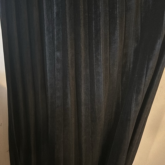 ASOS DESIGN twist back pleated empire waist velvet maxi dress in Black - Picture 9 of 14